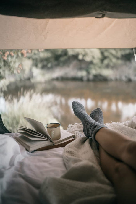 Pourquoi la literie jetable est essentielle pour les campings et hébergements en plein air ?